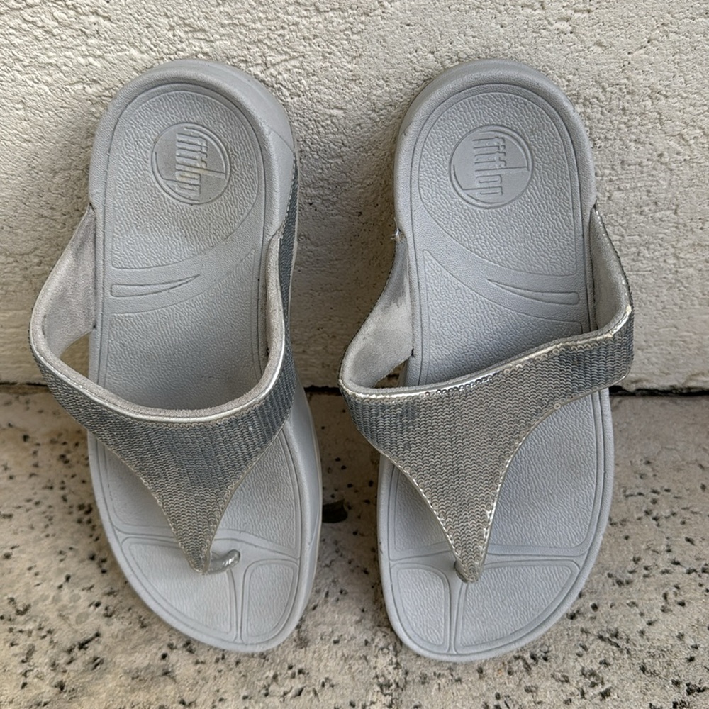 FIT FLOP - Womens Electra Micro Toe Post Thong Sandal (Size 9) Silver sequins